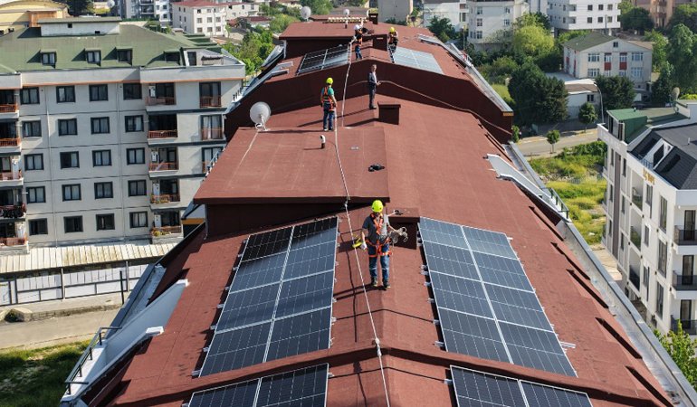 2 BİN METREKARE VE ÜZERİ YAPILARDA ENERJİ DÖNÜŞÜMÜ HIZ KAZANDI