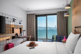Izmirin-Yeni-Kiyisinda-Yeni-Bir-Donem.-Moxy-Izmir-Kapilarini-Aciyor-featured